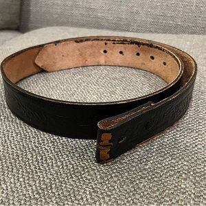 Genuine USA made Levi’s embossed leather belt.  Without buckle.  Wait 32.